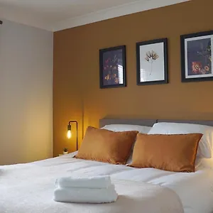 The Pavilion - Stunning, 4 Bedroom House With Free Parking Holiday home